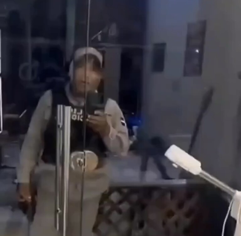 Miembro de la Policía Nacional reclama a barbero por estar laborando en horas de la madrugada