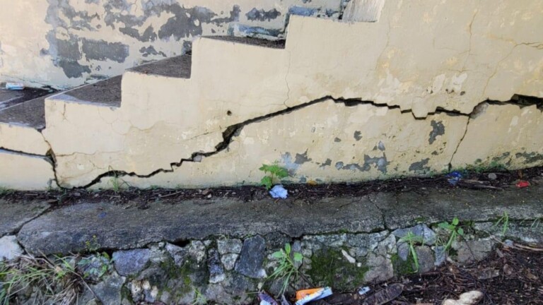 Estudiantes y profesores protestan por escuela en mal estado, en El Limón, Villa González&nbsp;