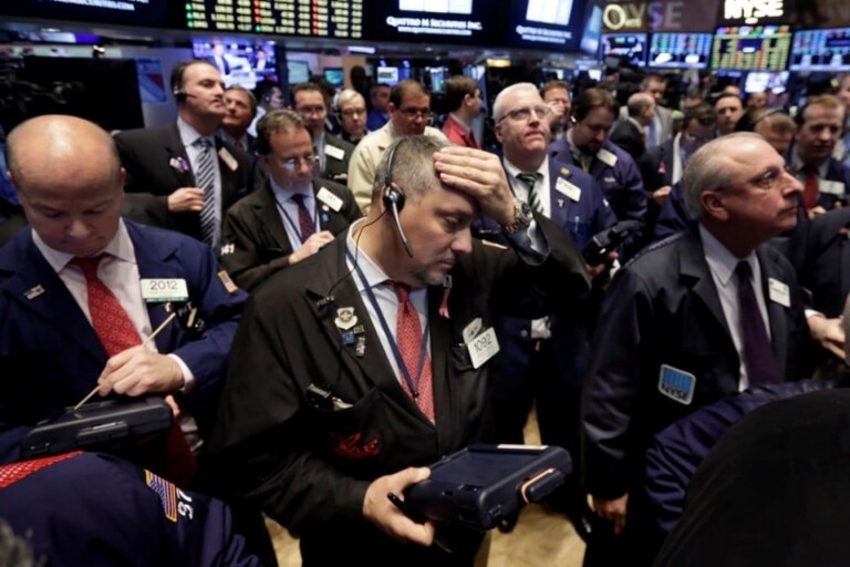 Wall Street abre en rojo en una nueva semana sacudida por el 100 % de aranceles al cine