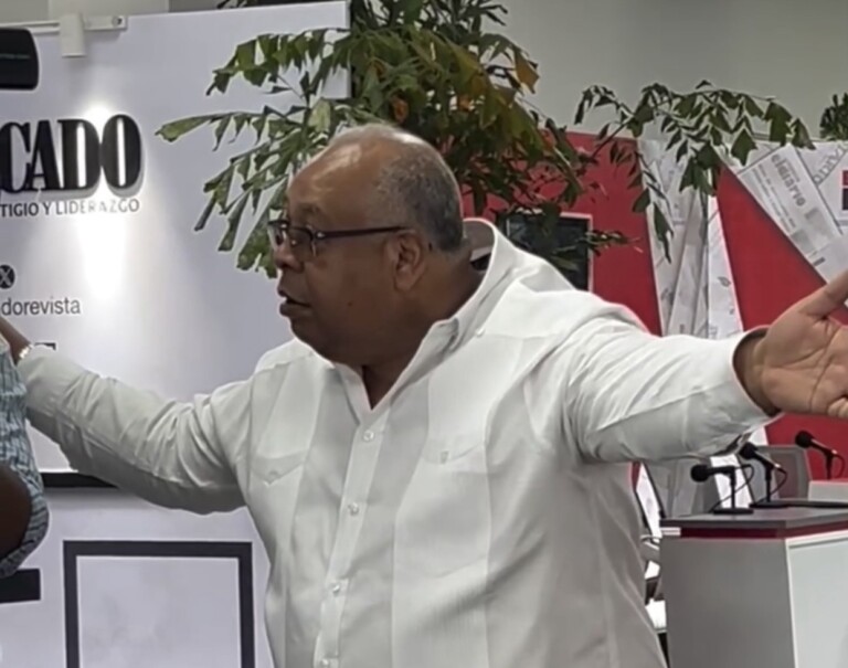 Subdirector de prensa de la presidencia saca abruptamente a periodistas que cubrían actividad del presidente&nbsp;