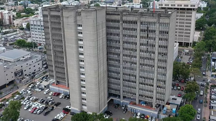 El edificio “El Huacal” tiene sobre su techo una cisterna de 28,000 galones de más de 50 años