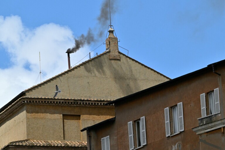 Todavía no hay papa: segunda fumata sale con humo negro desde la Capilla Sixtina