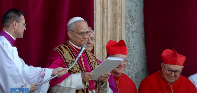 El nuevo papa se estrena con llamado a la paz, hablando en español y recordando a Francisco&nbsp;