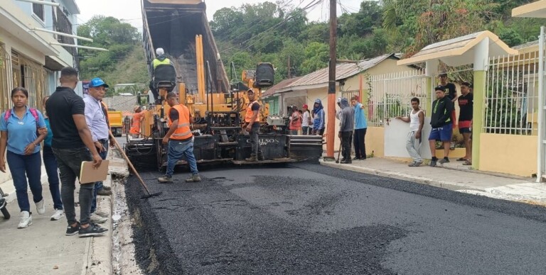Obras Públicas comienza el plan de asfaltado de calles en Peralta de Azua