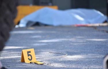 Investigan hallazgo de dos cadáveres con signos de violencia en canal de riego de Navarrete