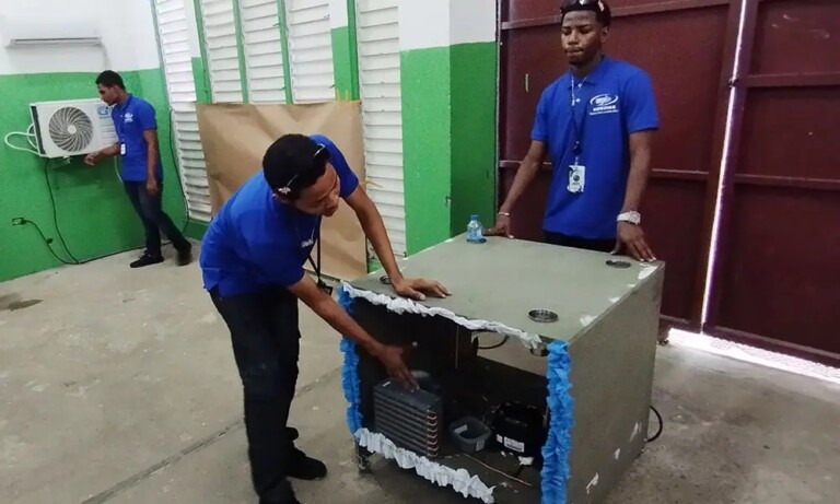 Estudiantes crean mesa de dominó que enfría las cervezas