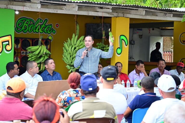 PLD acude en apoyo de agricultores de La Cruz de Manzanillo ante abandono por parte del Gobierno