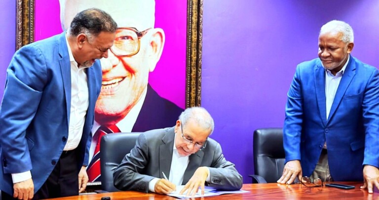 Danilo Medina firma acta de validación de su membresía en el PLD