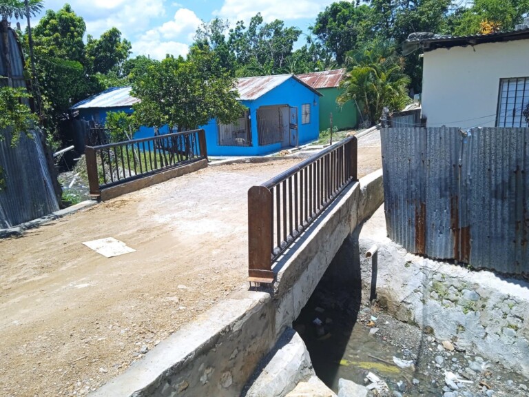 Alcaldia construye puente sobre cañada en la Palmera de Córbano Sur.