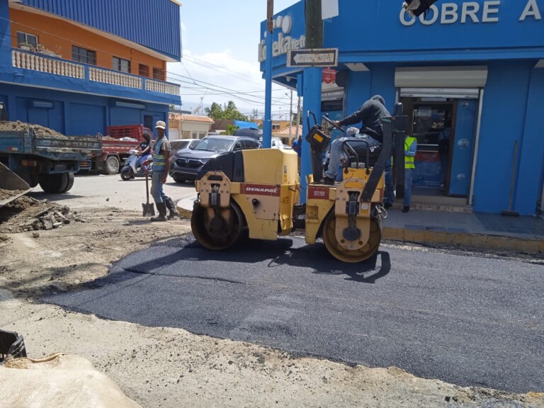Alcaldía continúa trabajos de bacheo en las calles de San Juan de la Maguana