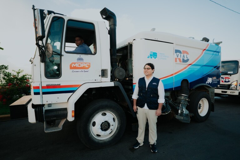 RD Vial inicia el Programa “Carreteras Limpias”en autopistas del país.