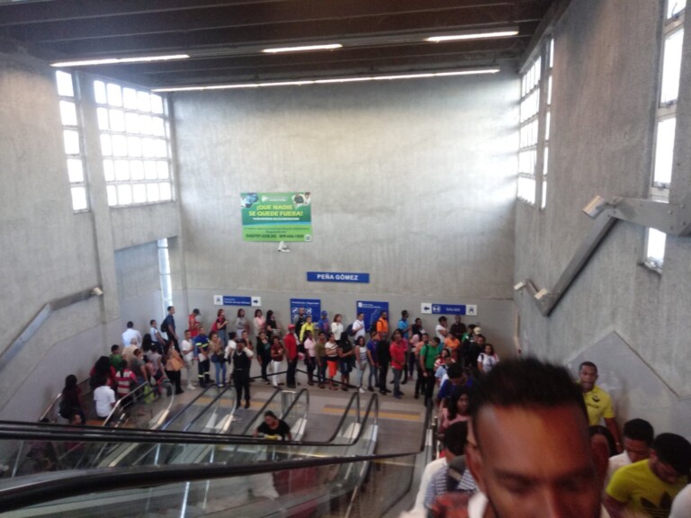 Caos para ingresar a la estación Mamá Tingó del Metro de Santo Domingo