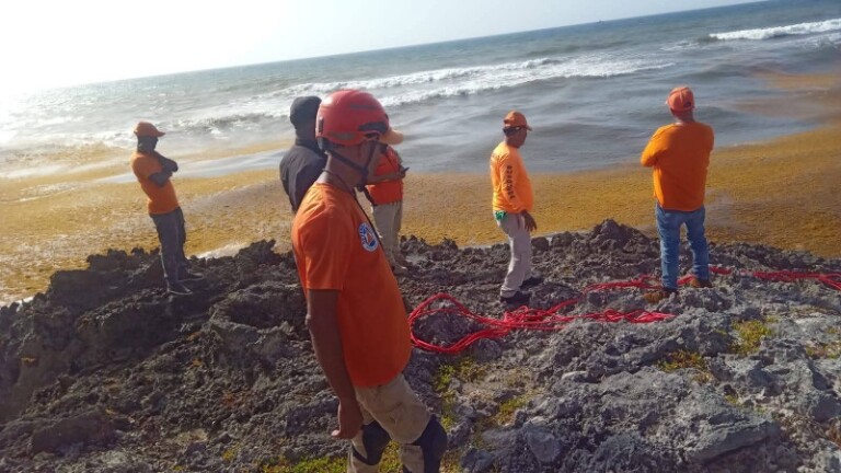 Naufragio en Juanillo deja cuatro fallecidos, 17 rescatados y continúa la búsqueda de 50 perdidos