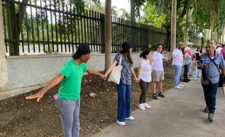 Inician con una cadena la protesta pacífica para defender el Jardín Botánico Nacional&nbsp;