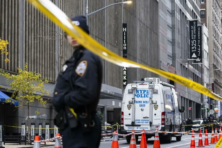 Al menos tres personas, incluido un oficial de Policía, resultaron heridos este lunes en un tiroteo en el barrio de Manhattan.