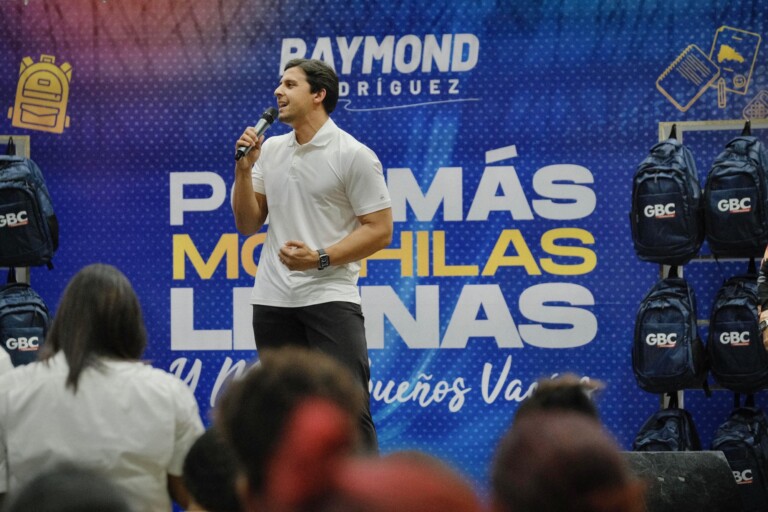 Raymond Rodríguez y Fundación GBC reafirman su compromiso con la educación; entregan mochilas cargadas de útiles escolares