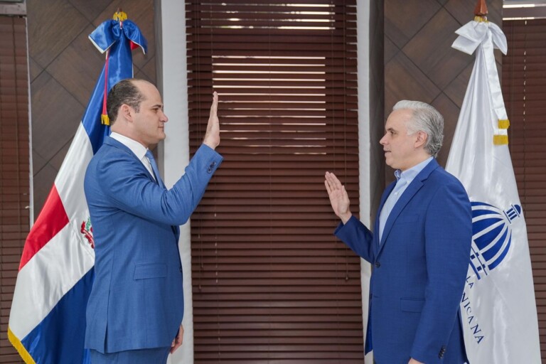 Luis Miguel De Camps juramenta a Adolfo Pérez De León como nuevo director del INABIE