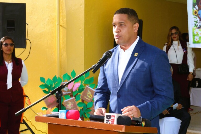 Al iniciarse el Año Escolar alcalde Lenin de la Rosa reafirma compromiso con la Educación como mecanismo para la superación personal.