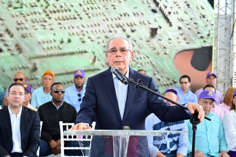 Danilo Medina denuncia el abandono de 11 mil aulas y califica como “criminal” el retroceso del modelo de Tanda Extendida