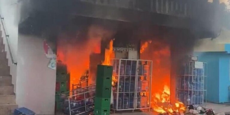 Incendio reduce a cenizas colmado y vivienda en Joba Arriba provincia Espaillat