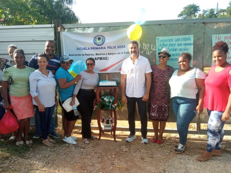 Comunidad de Las Terrenas “celebra” el sexto cumpleaños de una escuela sin terminar