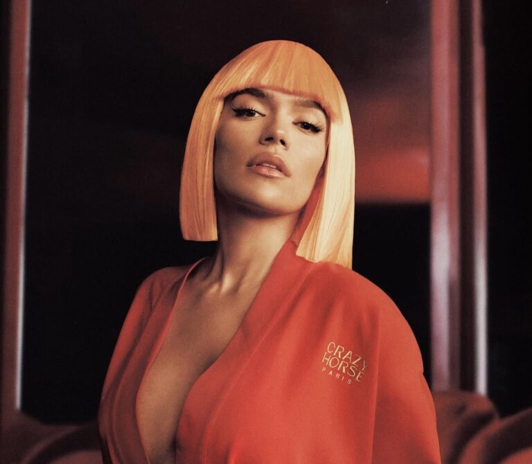 Karol G es la primera artista latina invitada al cabaré más famoso de París