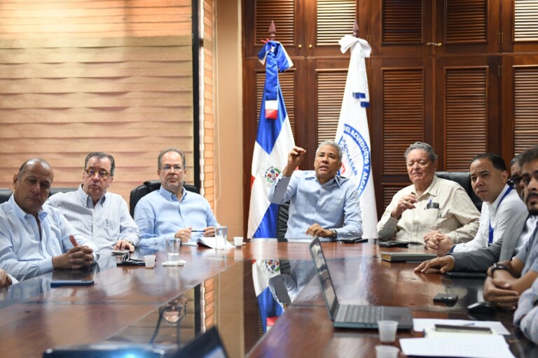 Director general de Coraasan sostiene encuentro con Compromiso Santiago con miras a proyectos futuros.
