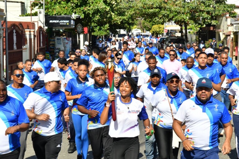 Antorcha de los Juegos Escolares Nacionales San Francisco 2025 recorre con entusiasmo el municipio de La Vega