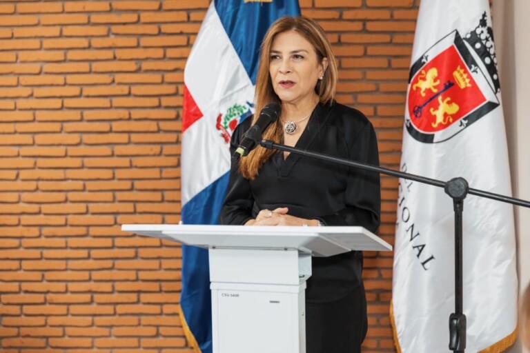Carolina anuncia 250 becas de Google para estudiar inteligencia artificial y análisis de datos en Centro Futuro