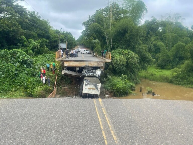 Conductor muere al desplomarse puente que conecta Yamasá con Don Juan
