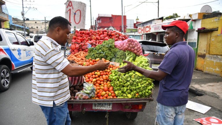 Altos precios alejan a clientes de los mercados en la capital dominicana