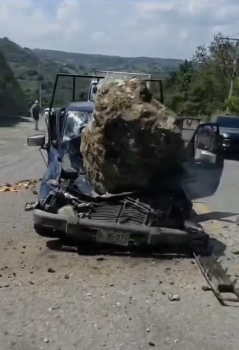 Gran roca cae encima a camioneta en carretera La Vega-Jarabacoa&nbsp;
