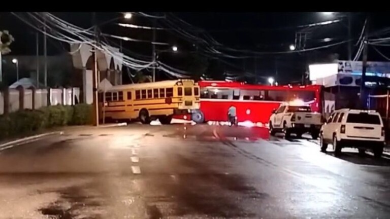 Transportistas paralizan el tránsito en rutas en La Otra Banda, en Higüey