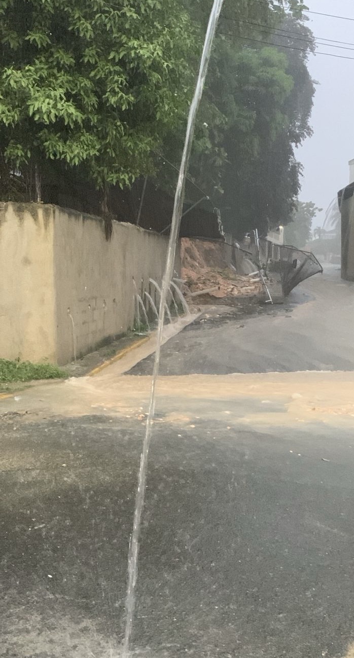 Parte de una pared se desploma en Buenos Aires de Herrera por efectos de la tormenta tropical Melissa.