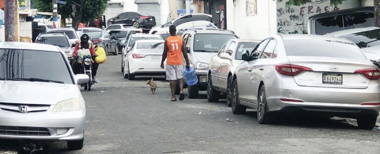 La guerra del estacionamiento en Santo Domingo : un problema diario&nbsp;