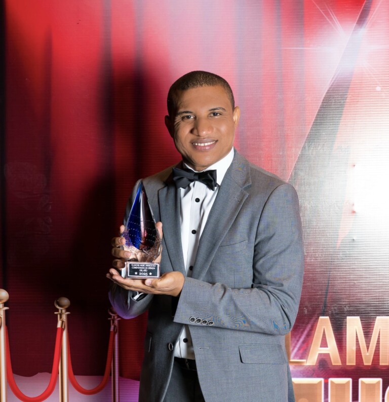 Periodista Vargavila Riverón gana premio “Glamour Music Awards” como mejor Comentarista de Opinión del año 2025