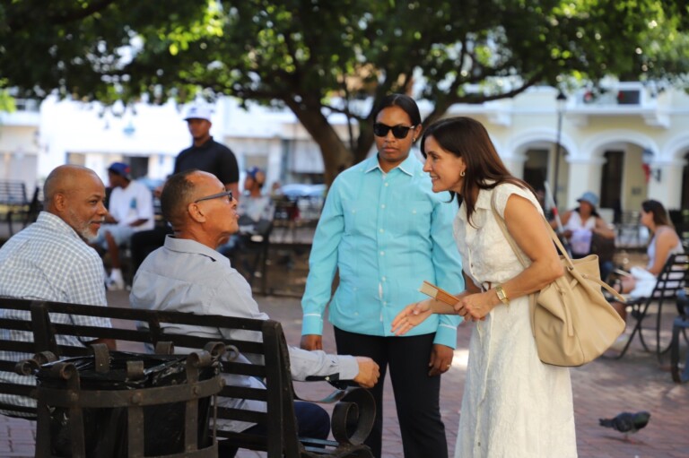 Embajadora de EE. UU visita Zona Colonial y destaca sabor del café dominicano