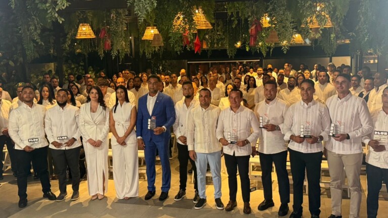 Los Plus RD realizan panel con Nelson Cruz, reconocen a Yasser González e invitan a Luis Arraez