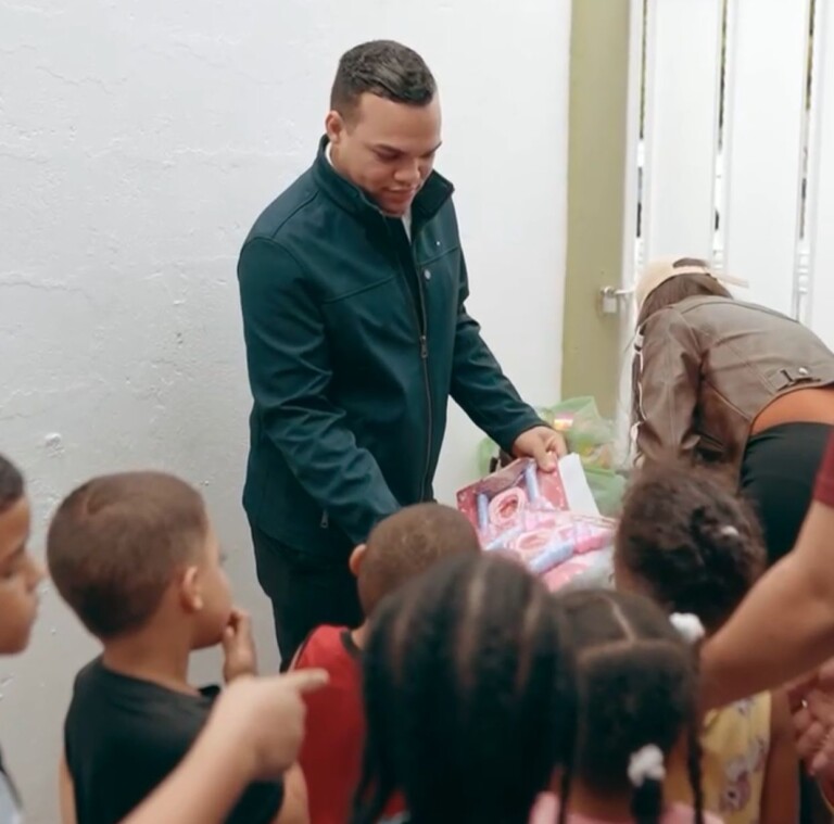 Jóvenes Yadilka Ángeles Guerra y Elmerk Jonas llevan felicidad por motivo del Día de Reyes a Villa Rosa