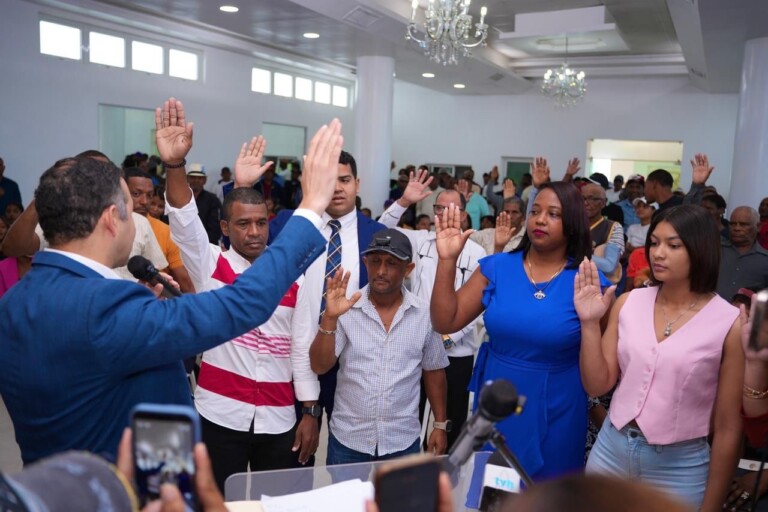Continúa salida de dirigentes de la Fuerza del Pueblo hacia el PLD: Cientos se juramentan en Higüey junto a Frendy Reyes