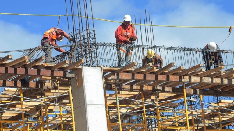 Caída de sector construcción fue primordial para bajo crecimiento en 2025; no creció en ningún cuatrimestre