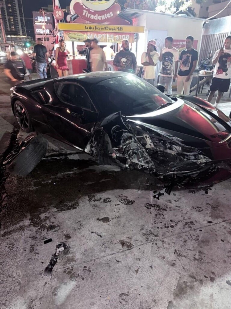 Ferrari del artista urbano El Alfa impacta poste del tendido eléctrico en el Distrito Nacional