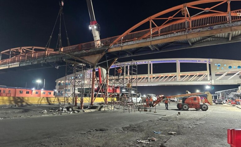 Caos vehicular por desmonte de puente peatonal en el kilómetro 9 de la autopista Duarte