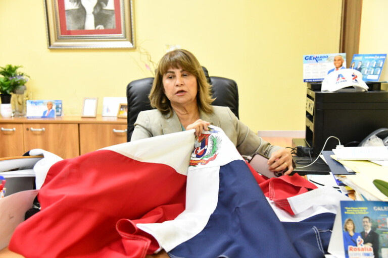 UASD admite errores en el Escudo Nacional