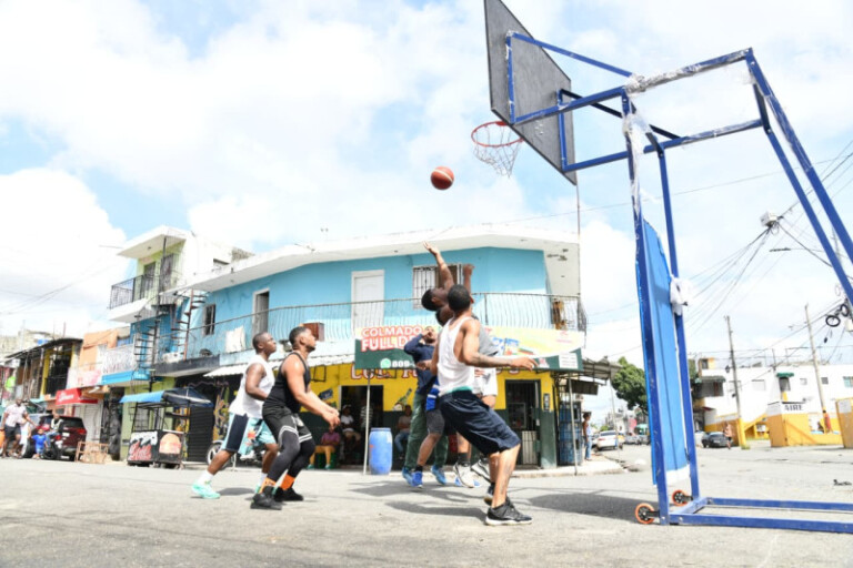 Juegos de dominó, vitilla, baloncesto y la fe predominan en sectores del Distrito Nacional