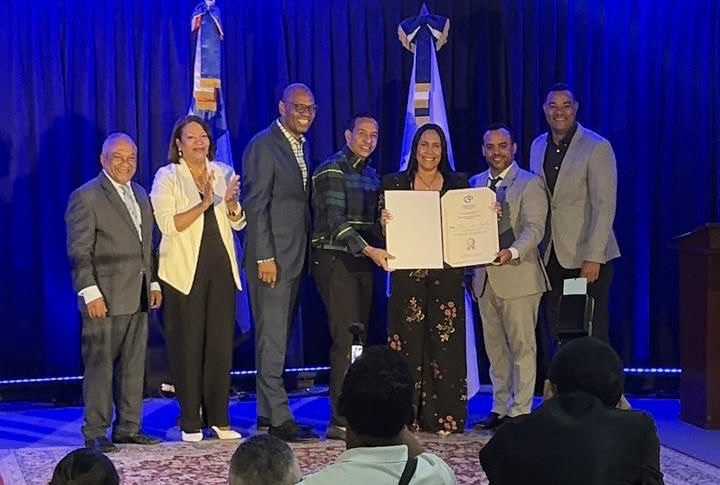 María de los Ángeles recibe homenaje por más de dos décadas de labor periodística&nbsp;