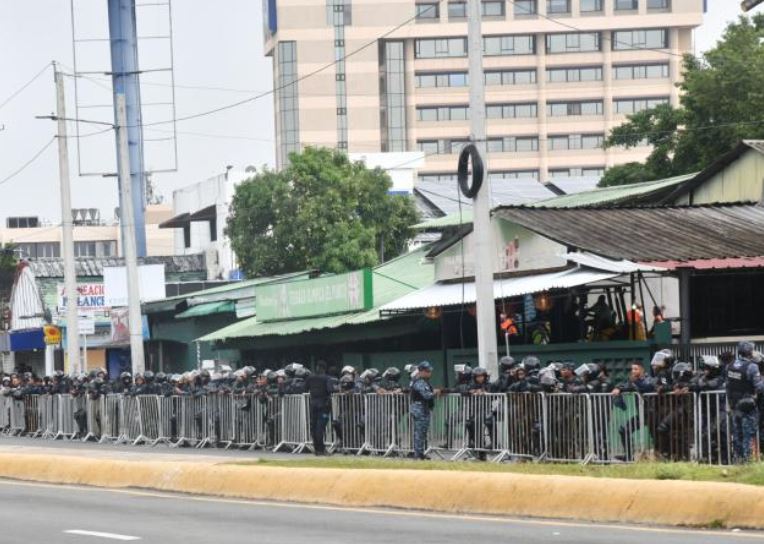 Abogado del Estado ejecuta desalojo en plaza Teleofertas, lo que provoca cierre de vía y taponamientos