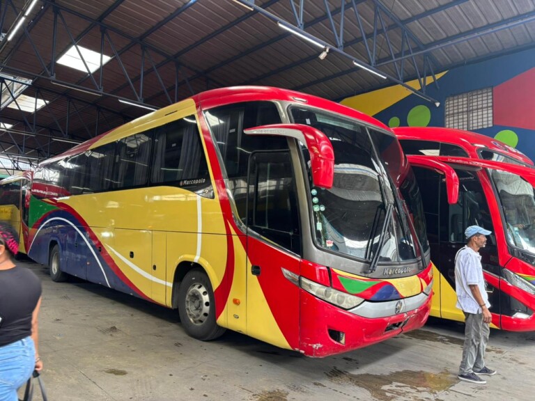 Flujo de pasajeros aumenta ligeramente en paradas de autobuses este Jueves Santo