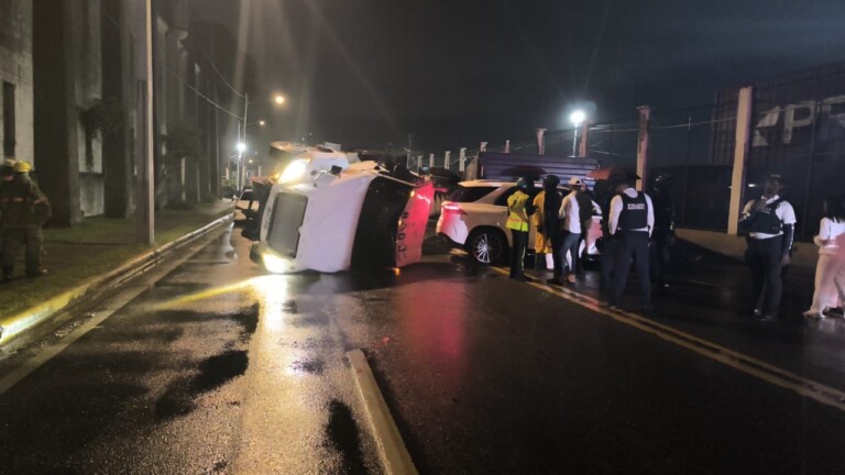 Patana se vuelca en la avenida George Washington y provoca congestión vehicular
