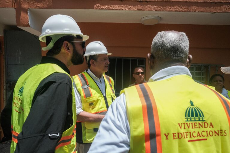 MIVHED pone en marcha reparación de viviendas en sector Los Praditos